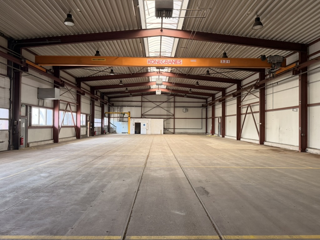 Großzügige Innenansicht der Halle 4a mit Hallenkran